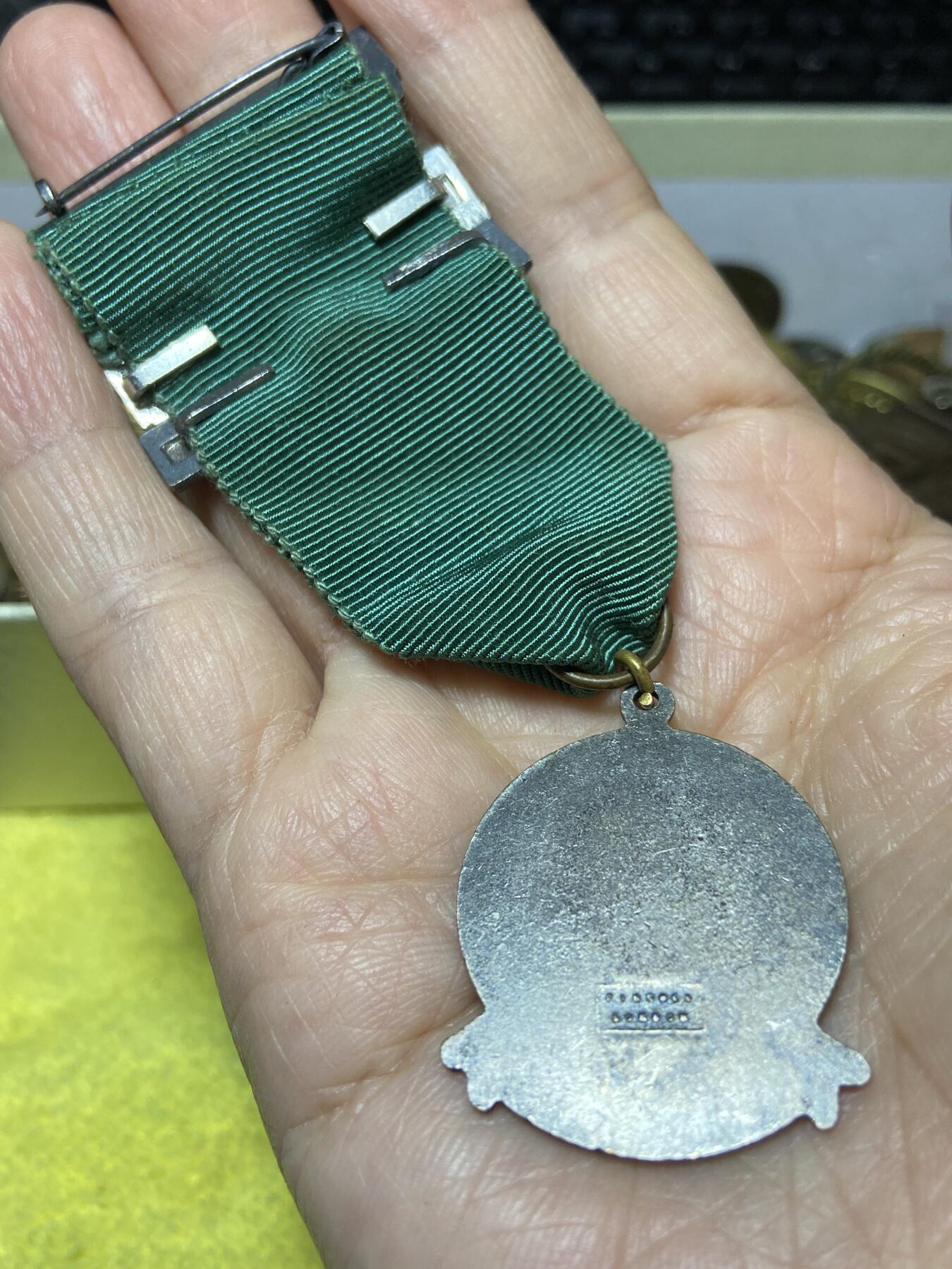 2025年第一百二十七场(总第一百五十三场）外国好品章牌、散币(免佣金) 英国🇬🇧皇家事故预防协会5年安全驾驶奖章(1972–1974年)，重23.98克