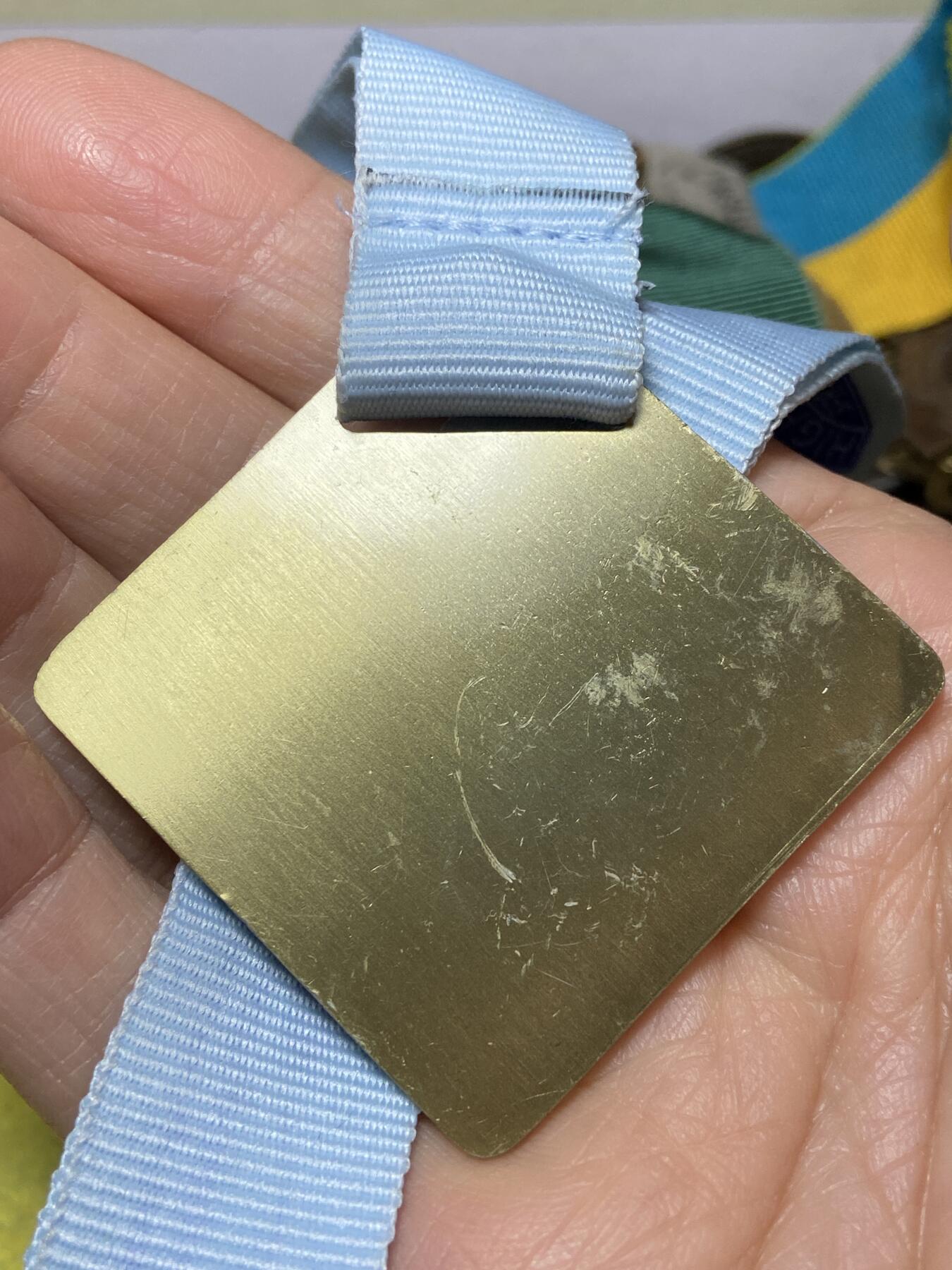 2025年第一百二十七场(总第一百五十三场）外国好品章牌、散币(免佣金) 大型–英国🇬🇧比赛奖牌(宝丽来眼镜赞助的10公里公路跑系列赛奖牌)，重32.34克