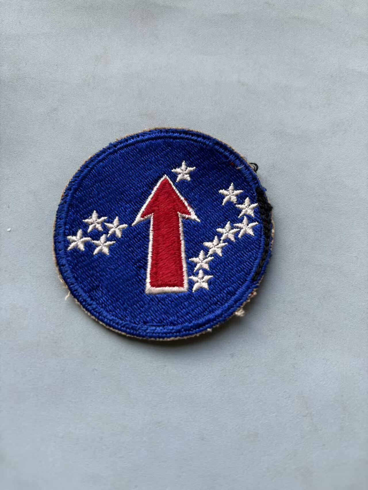 盛世勋华——号角文化勋章邮票专场拍卖第288期 美国陆军太平洋司令部臂章 早期品种，美国陆军太平洋司令部（简称USARPAC），它是美军印度洋 - 太平洋司令部的陆军组成部分，其历史可追溯至1898年，1947年正式被命名为美国陆军太平洋司令部，总部相关力量依托夏威夷的薛夫特堡、斯科菲尔德军营等设施展开部署，负责指挥阿拉斯加、夏威夷、日本等地的现役陆军及陆军预备役部队，开展军事训练以保障部队能适配印太地区的各类军事行动与和平时期的军事协作