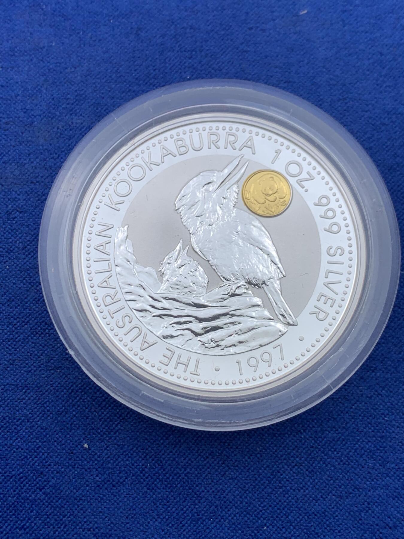 《竞宝斋》第437场 周日，周一2场连拍 （全场包邮） 澳大利亚1997年1元 翠鸟银币带金猫镶嵌 1盎司银0.5克金 发行量：1万5千 盒证全
