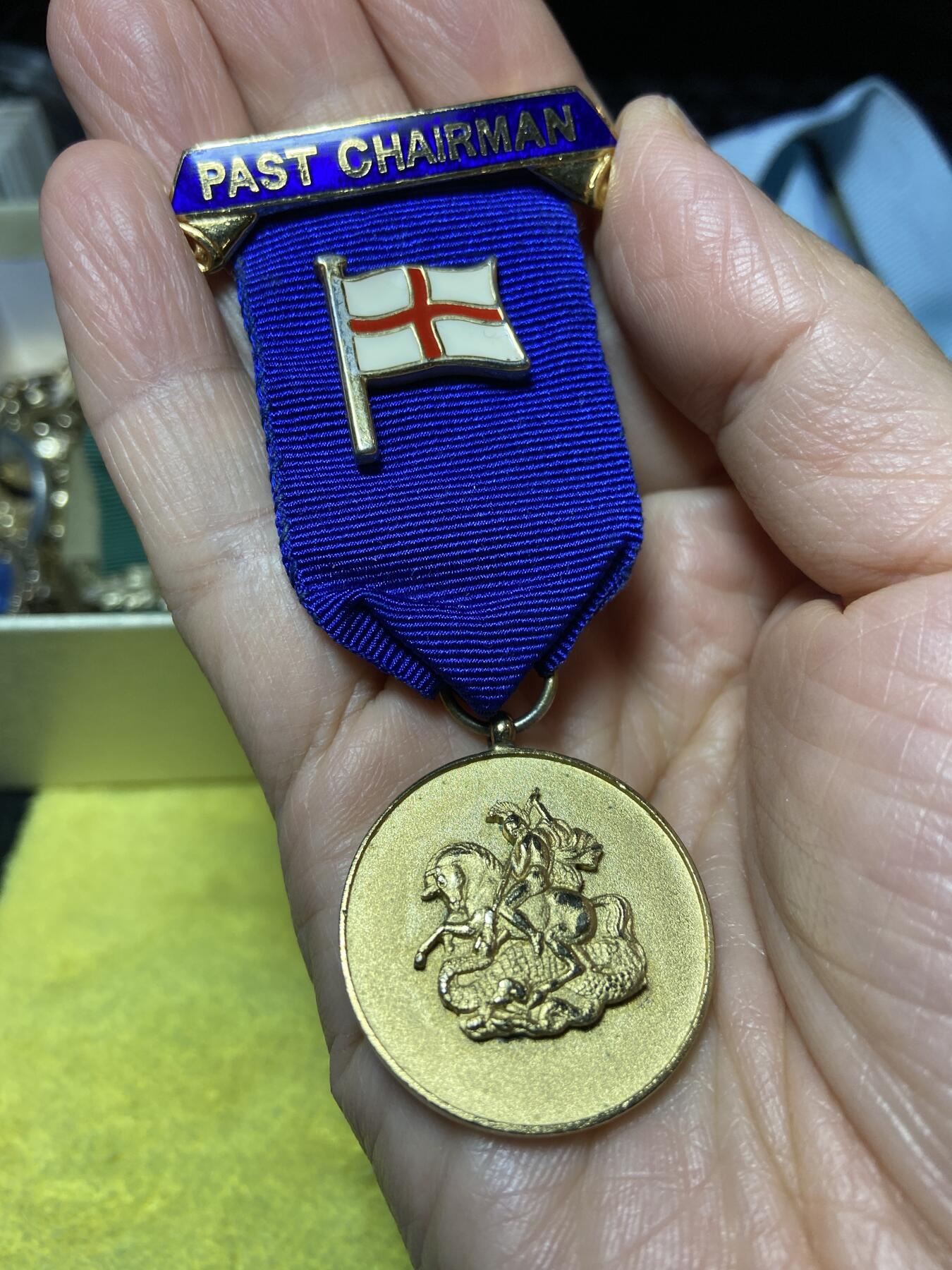 2025年第一百二十七场(总第一百五十三场）外国好品章牌、散币(免佣金) 英国🇬🇧1990年圣乔治屠龙奖章(某协会前任主席荣誉奖章)，重24.5克