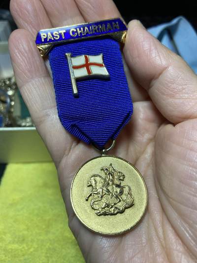 2025年第一百二十七场(总第一百五十三场）外国好品章牌、散币(免佣金) - 英国🇬🇧1990年圣乔治屠龙奖章(某协会前任主席荣誉奖章)，重24.5克