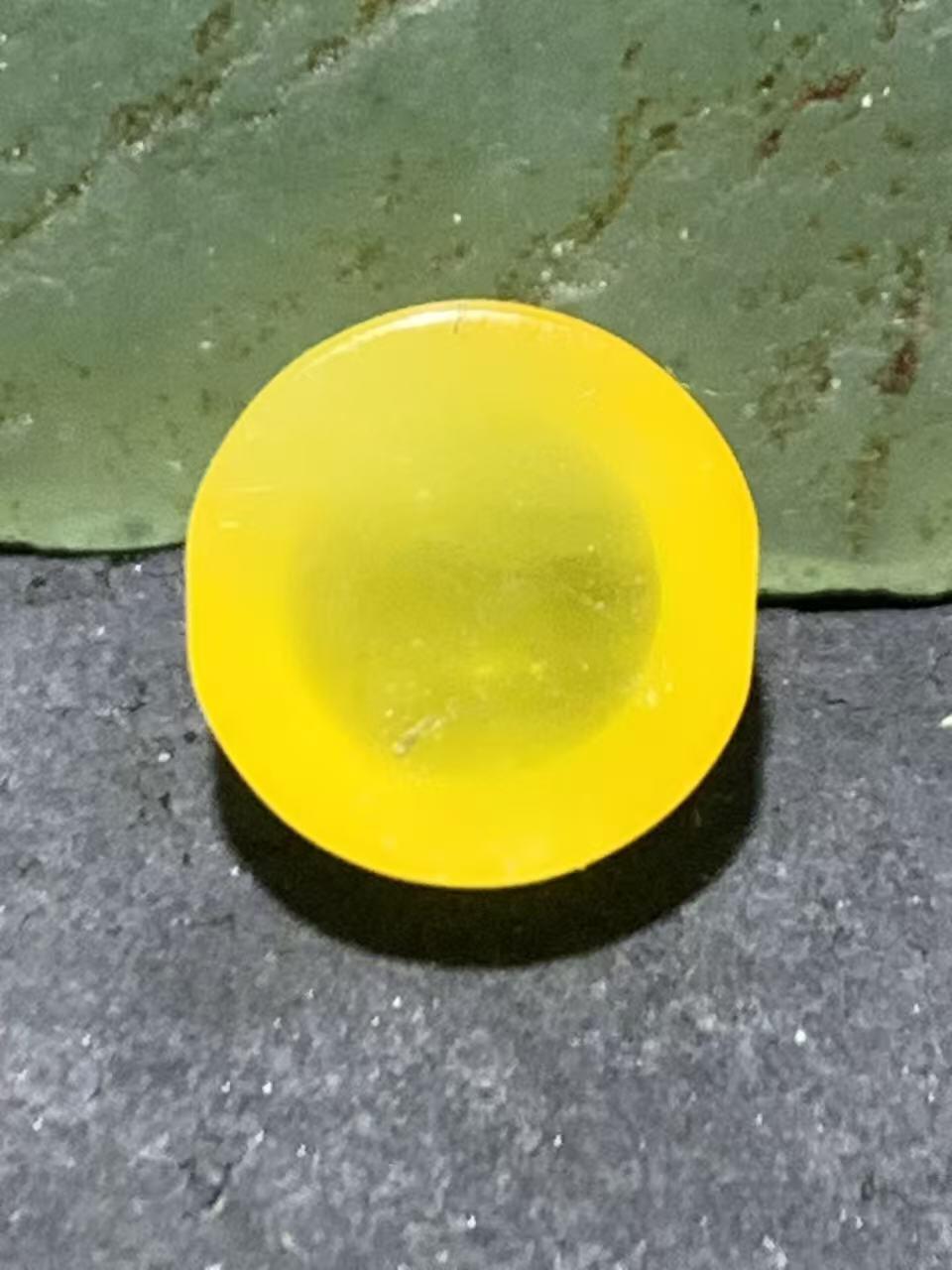 乌克兰蜜蜡随形蛋面一个，