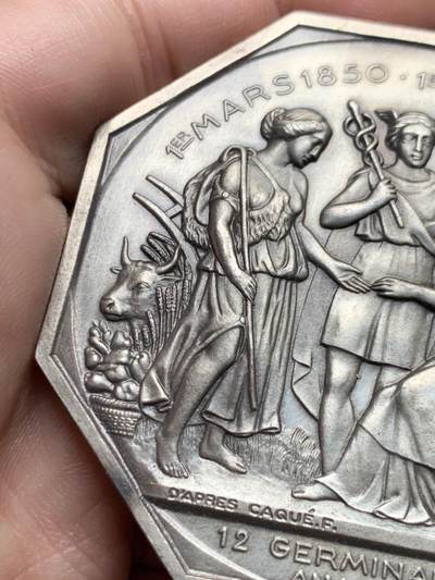 《竞宝斋》第437场 周日，周一2场连拍 （全场包邮） 法国埃纳省圣康坦工商会镀银大铜章，直径62.8mm，重约136.9g，边铭：1980 丰饶角BRONZE，正面刻画代表工农商的三位人物，少见。