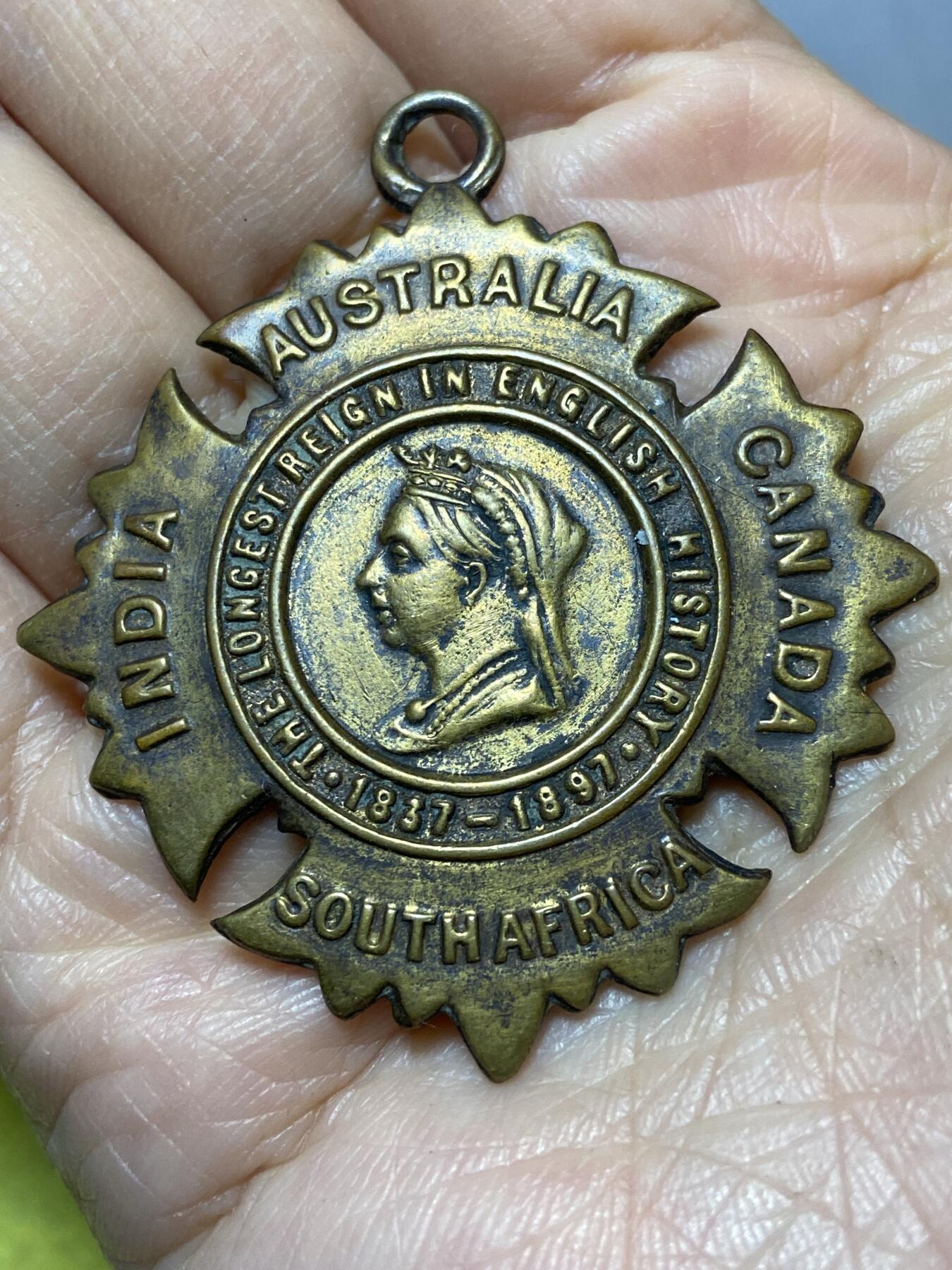 2025年第一百二十七场(总第一百五十三场）外国好品章牌、散币(免佣金) 英国🇬🇧1897年维多利亚女王登基60周年钻石禧大英帝国纪念铜牌，重9克