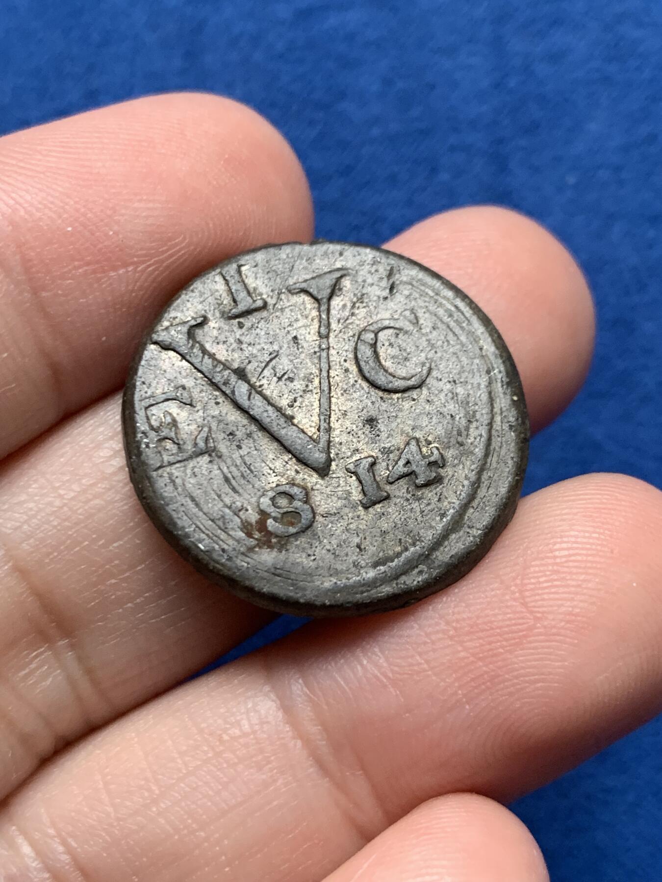 《竞宝斋》第437场 周日，周一2场连拍 （全场包邮） 英属东印度公司爪哇岛锡币，拿破仑战争时期，1814年英属东印度公司占领爪哇岛所打制发行的货币，正面：东印度公司标记VEIC 缩写标记，年份1814，背面：面值1 Duit，热带地区外加材质好品保存不易，少见品种。