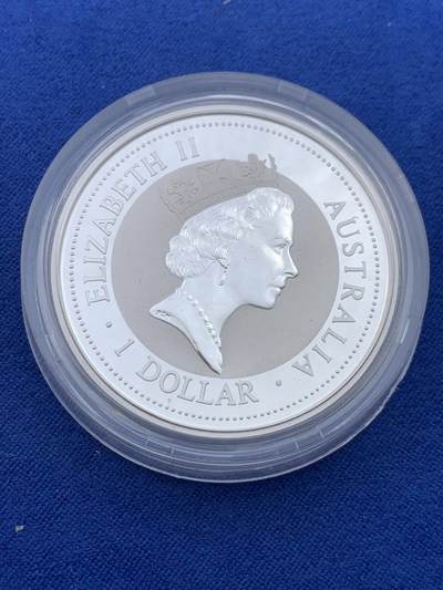 《竞宝斋》第437场 周日，周一2场连拍 （全场包邮） 澳大利亚1997年1元 翠鸟银币带金猫镶嵌 1盎司银0.5克金 发行量：1万5千 盒证全