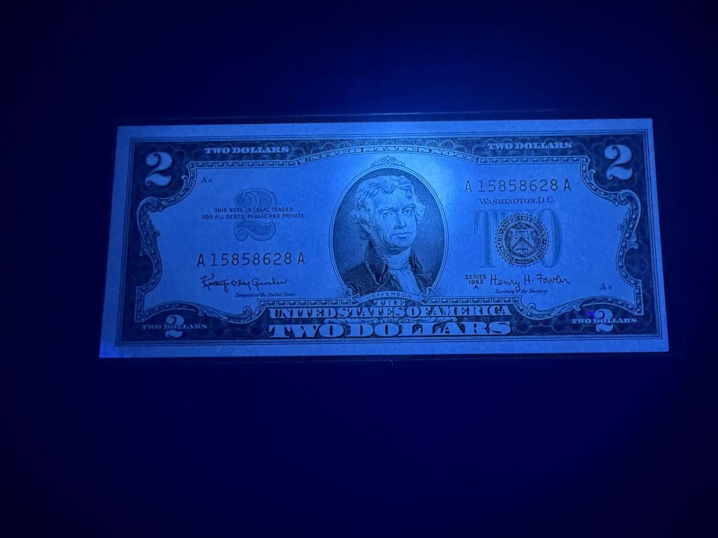 【炜奕收藏】，第五十期 1963年美国2美元红色库印，UNC品相，AA冠号码无47尾8，左下角轻微荧光