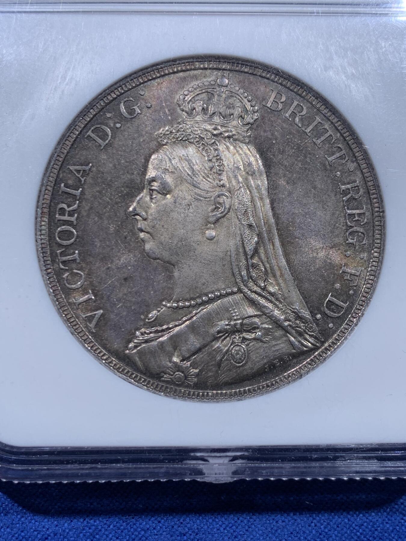 《竞宝斋》第437场 周日，周一2场连拍 （全场包邮） NGC MS63 英国1889年维多利亚女皇高冠马剑克朗 厚重七彩也压不住的原光闪烁 NGC老白盒质感极佳