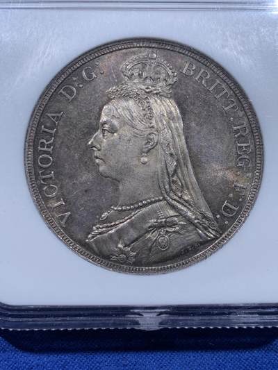 《竞宝斋》第437场 周日，周一2场连拍 （全场包邮） NGC MS63 英国1889年维多利亚女皇高冠马剑克朗 厚重七彩也压不住的原光闪烁 NGC老白盒质感极佳
