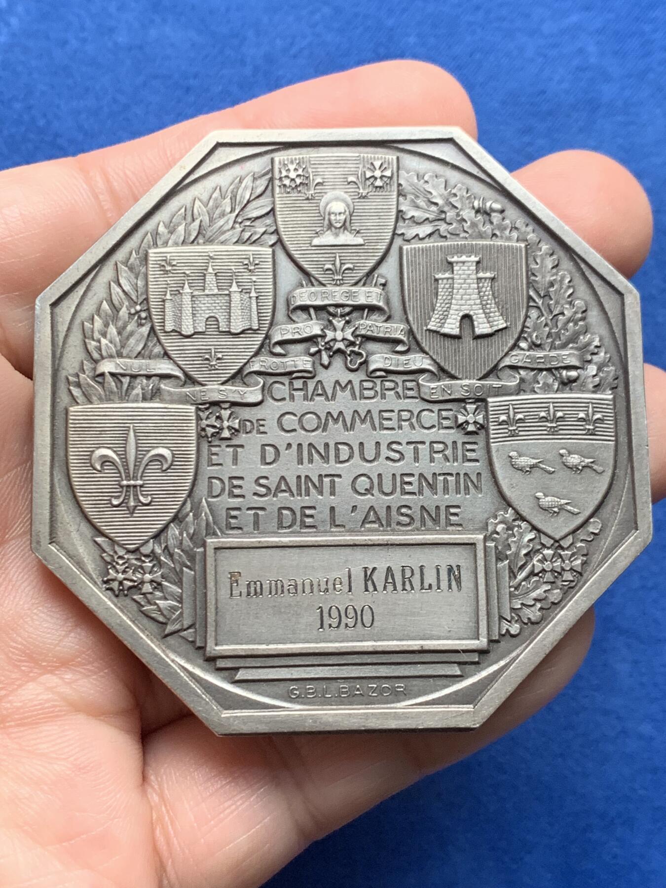 《竞宝斋》第437场 周日，周一2场连拍 （全场包邮） 法国埃纳省圣康坦工商会镀银大铜章，直径62.8mm，重约136.9g，边铭：1980 丰饶角BRONZE，正面刻画代表工农商的三位人物，少见。