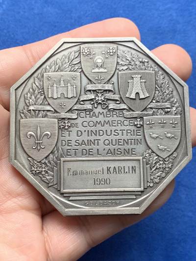 《竞宝斋》第437场 周日，周一2场连拍 （全场包邮） 法国埃纳省圣康坦工商会镀银大铜章，直径62.8mm，重约136.9g，边铭：1980 丰饶角BRONZE，正面刻画代表工农商的三位人物，少见。