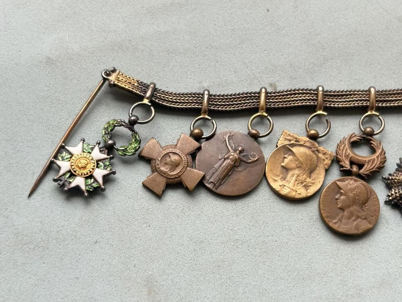 盛世勋华——号角文化勋章邮票专场拍卖第288期 法国11联迷你礼服链 （珠宝定制版）包括：荣誉军团勋章.战斗十字奖章.一战胜利奖章.一战战争纪念奖章.一战东方战役奖章.柬埔寨王室勋章.安南青龙勋章.柬埔寨索瓦塔拉皇家勋章.老挝万象及白伞勋章.学术棕榈勋章.塞尔维亚一战奖章 部分银制 东南亚勋章少见