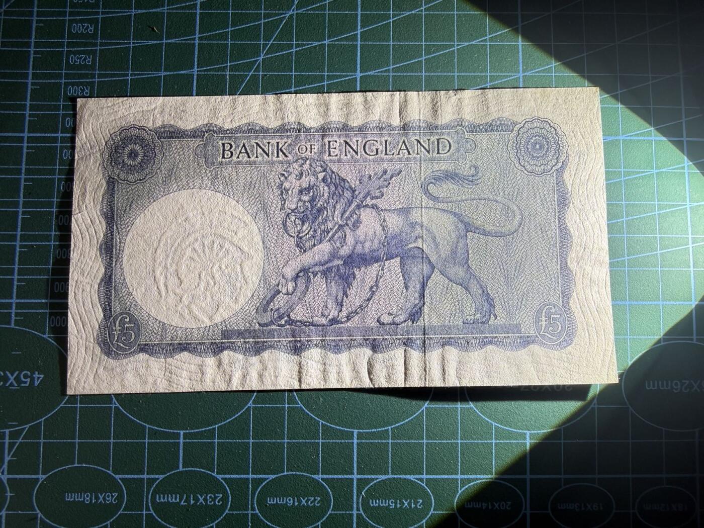 【炜奕收藏】，第五十期 英国B序列5镑，AU品相，强光下有暗折