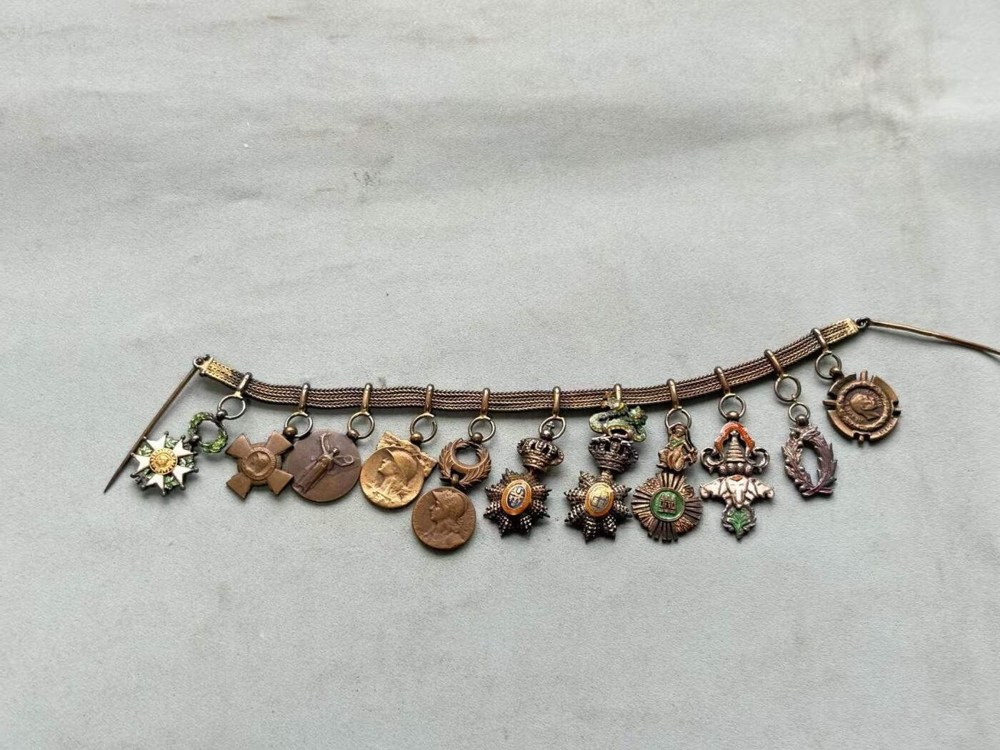 盛世勋华——号角文化勋章邮票专场拍卖第288期 法国11联迷你礼服链 （珠宝定制版）包括：荣誉军团勋章.战斗十字奖章.一战胜利奖章.一战战争纪念奖章.一战东方战役奖章.柬埔寨王室勋章.安南青龙勋章.柬埔寨索瓦塔拉皇家勋章.老挝万象及白伞勋章.学术棕榈勋章.塞尔维亚一战奖章 部分银制 东南亚勋章少见