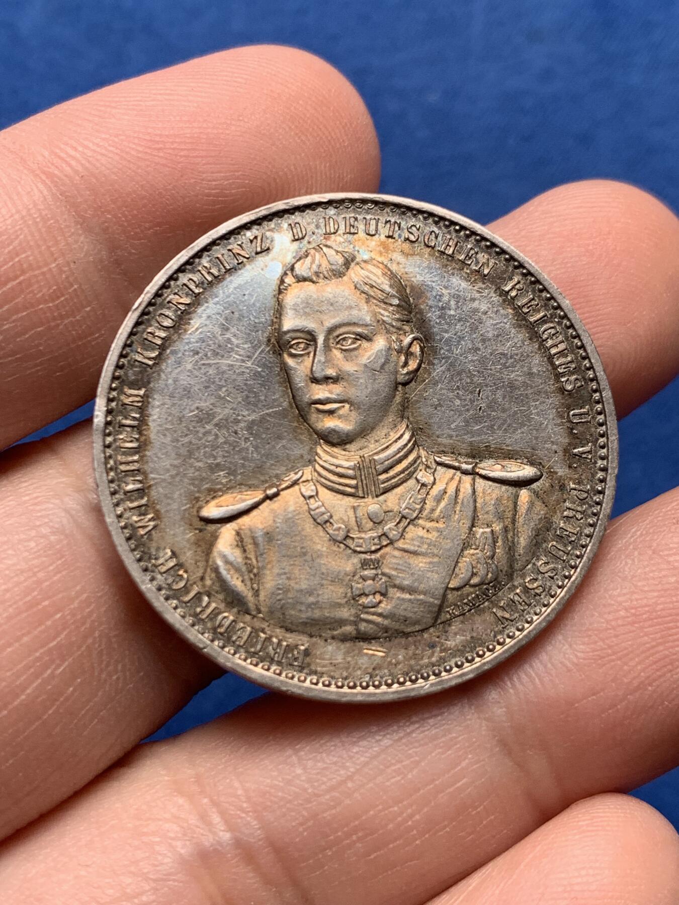 《竞宝斋》第437场 周日，周一2场连拍 （全场包邮） 1900年德国威廉皇储成年礼纪念银章，弗里德里希·威廉·维克多·奥古斯特·恩斯特，德皇威廉二世之子，德意志帝国和普鲁士王国的末代皇储、霍亨索伦家族首领。重约：14.5克，33.1mm。发行量稀少，人物图案、铭文雕刻精细。