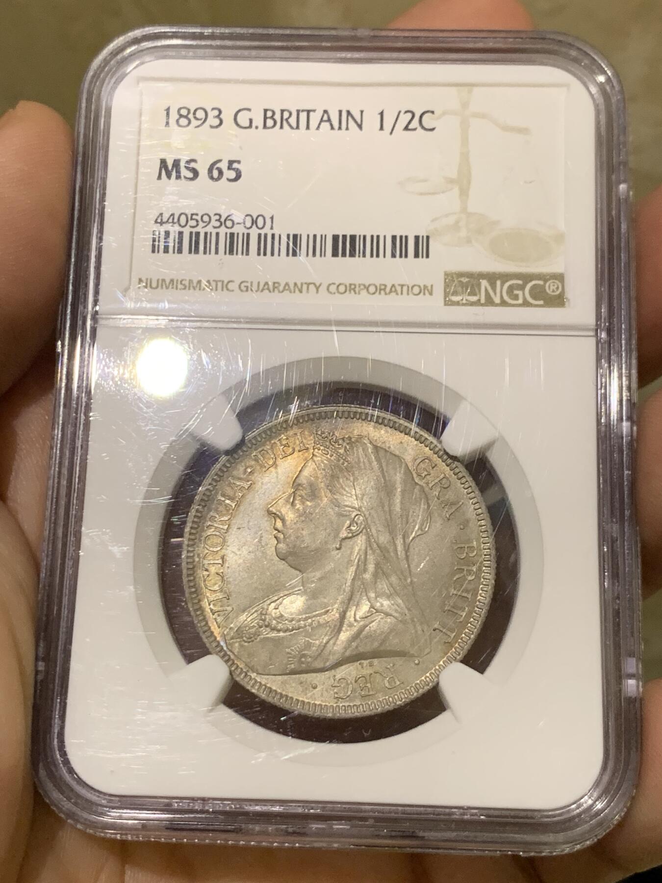 《竞宝斋》第437场 周日，周一2场连拍 （全场包邮） NGC MS65 英国 1893年 维多利亚披纱半克朗银币 香槟色包浆 细节非常不错