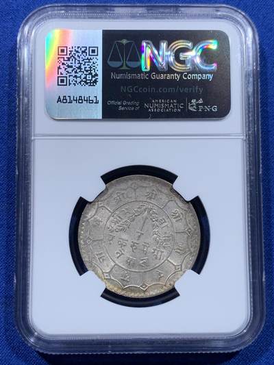 《竞宝斋》第437场 周日，周一2场连拍 （全场包邮） NGC MS64 尼泊尔1934年 1卢比银币。从美国老藏家币夹中拆出，有着长久存放产生的烟灰质感包浆，其6点钟方向有着一抹亮眼的金色月牙包浆，给整币画上点睛之笔，让平凡的品种有了非凡的观感。