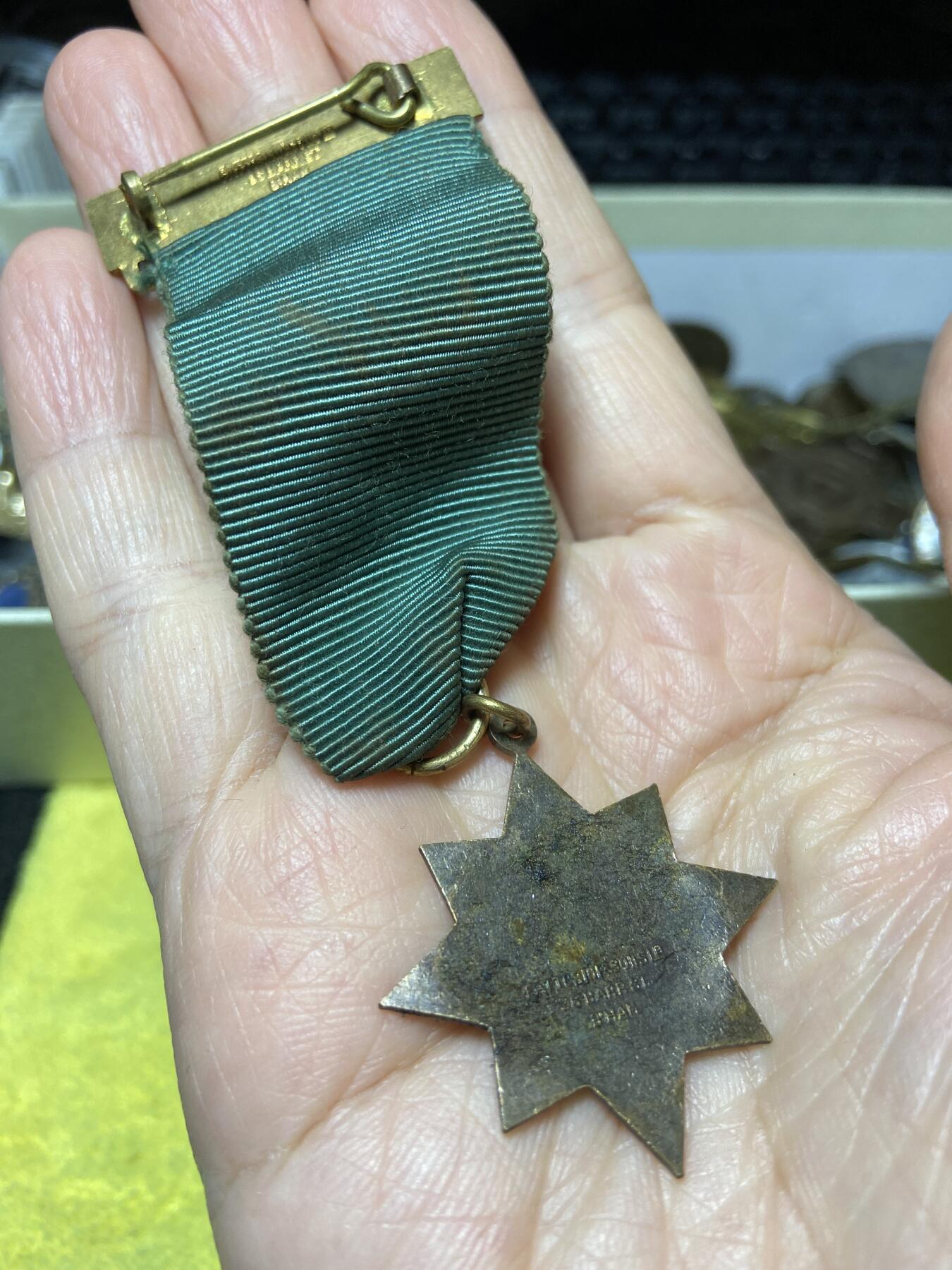 2025年第一百二十七场(总第一百五十三场）外国好品章牌、散币(免佣金) 英国🇬🇧皇家事故预防协会1956年10年安全驾驶奖章，重13.29克