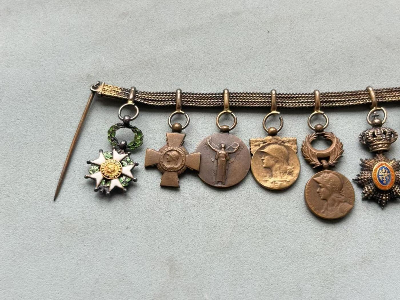 盛世勋华——号角文化勋章邮票专场拍卖第288期 法国11联迷你礼服链 （珠宝定制版）包括：荣誉军团勋章.战斗十字奖章.一战胜利奖章.一战战争纪念奖章.一战东方战役奖章.柬埔寨王室勋章.安南青龙勋章.柬埔寨索瓦塔拉皇家勋章.老挝万象及白伞勋章.学术棕榈勋章.塞尔维亚一战奖章 部分银制 东南亚勋章少见