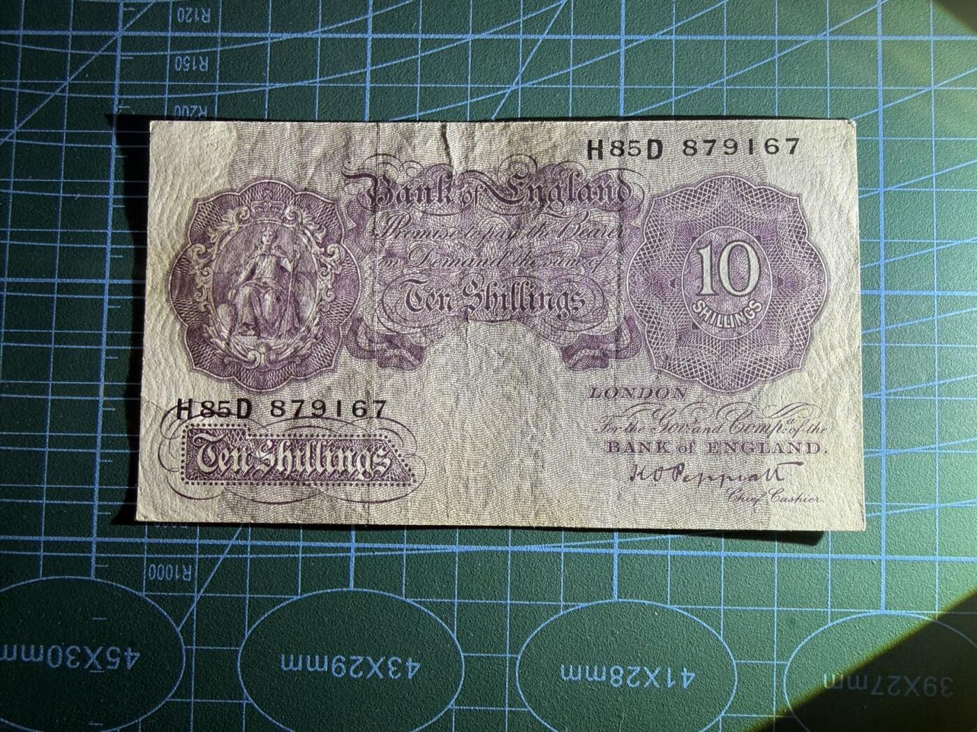 【炜奕收藏】，第五十期 英国A序列10先令战时紫色版，AU品相