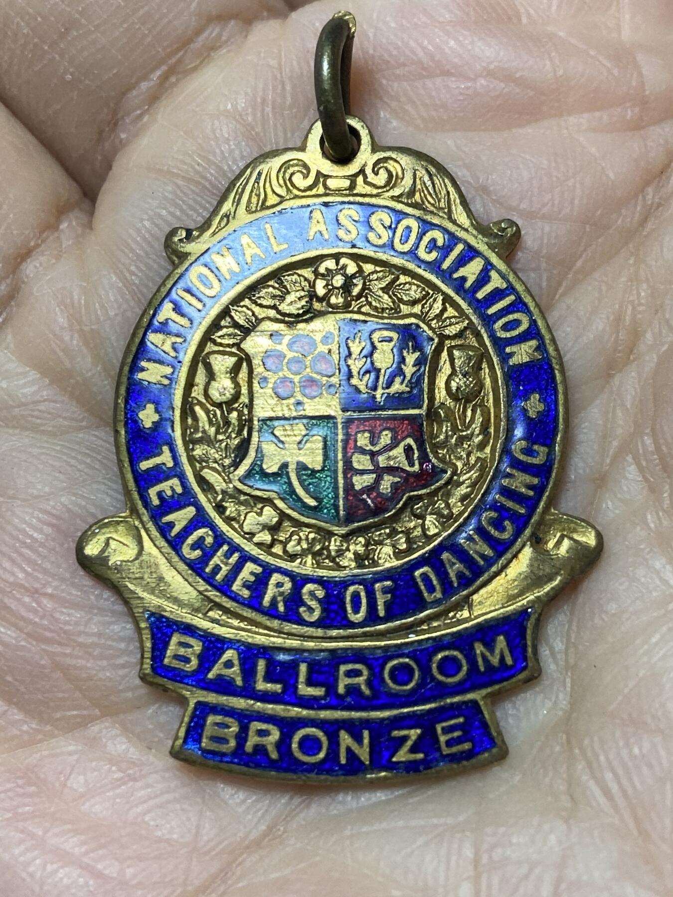 2025年第一百二十七场(总第一百五十三场）外国好品章牌、散币(免佣金) 英国🇬🇧全国舞蹈教室协会青铜级奖章(1961年2月12日授予A·JARRETT)，重9.6克