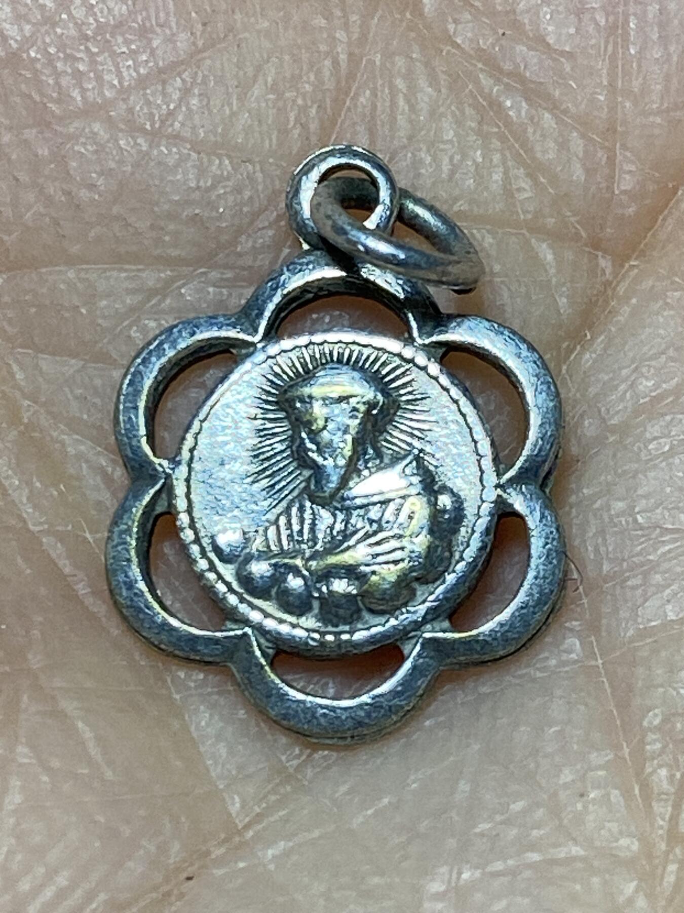 2025年第一百二十七场(总第一百五十三场）外国好品章牌、散币(免佣金) 天主教圣方济各梅花型宗教吊坠，重0.65克