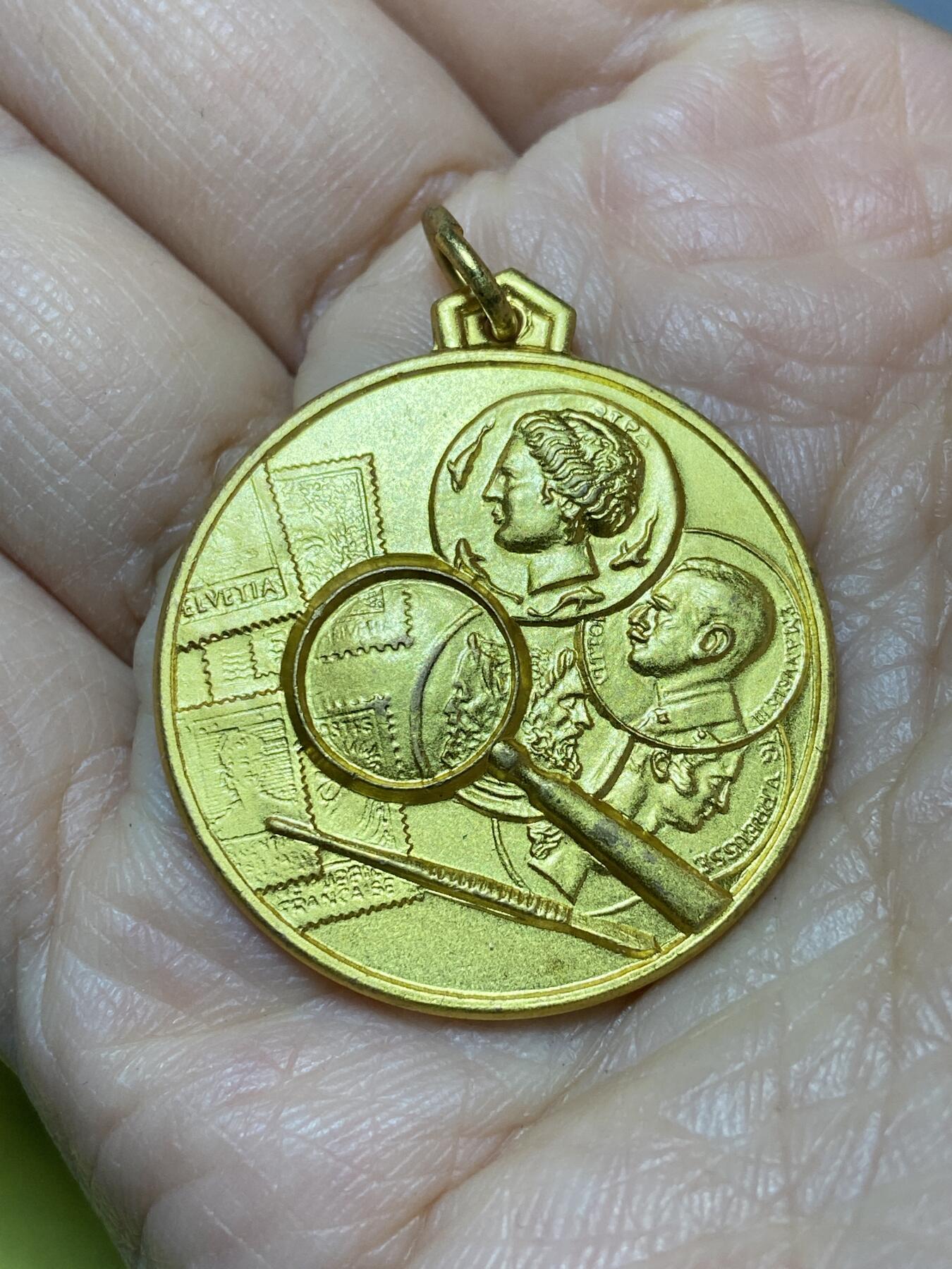 2025年第一百二十七场(总第一百五十三场）外国好品章牌、散币(免佣金) 镀金–邮币集藏主题纪念章，重10.77克