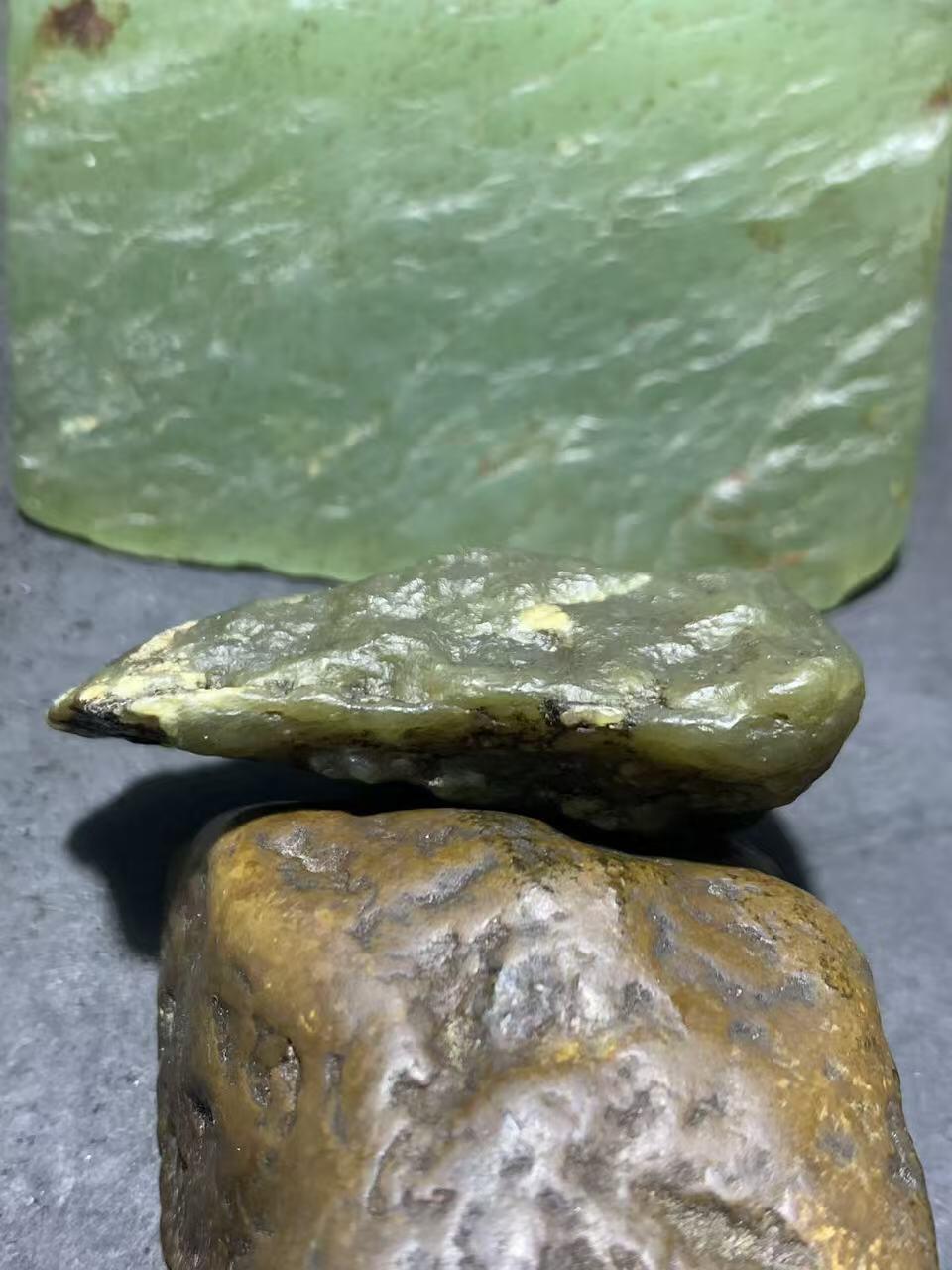 新疆戈壁风化纹和田玉青玉原石一颗