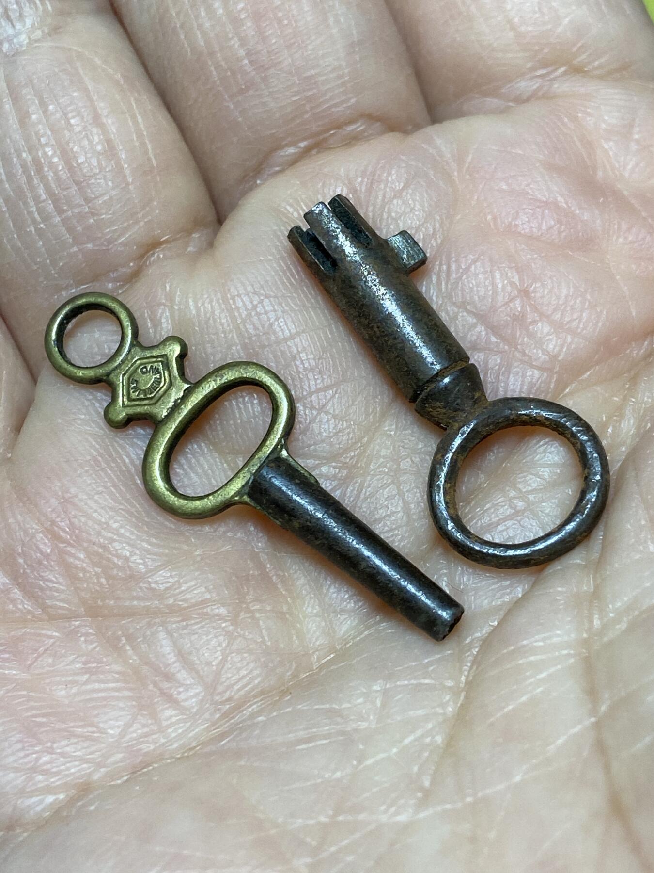 2025年第一百二十七场(总第一百五十三场）外国好品章牌、散币(免佣金) 欧洲古老铜钥匙两把