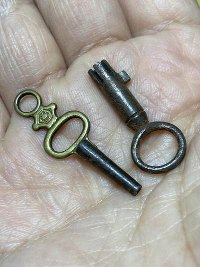 2025年第一百二十七场(总第一百五十三场）外国好品章牌、散币(免佣金) - 欧洲古老铜钥匙两把