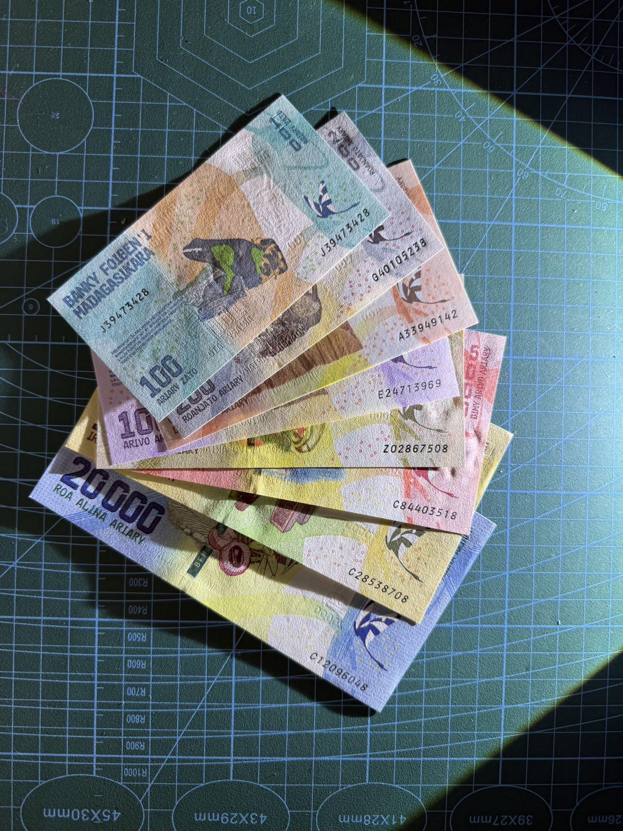 【炜奕收藏】，第五十期 马达加斯加100-20000阿里亚里，UNC品相