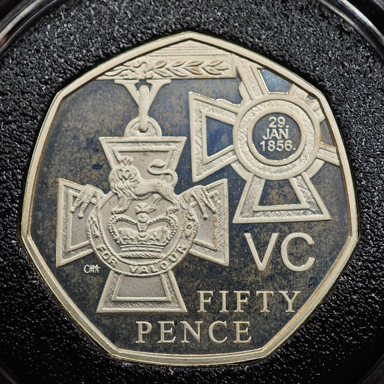 【淘币小摊】实时拍第七百九十五拍   银币套币场   满百包邮可预留二周 每周一统一发货   （稀少）2006年英国50便士2枚加厚精制银币套 维多利亚十字勋章 2X16克925银 发行量5千 盒证全