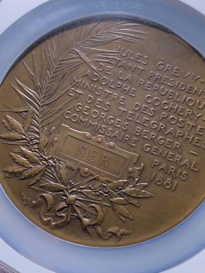 《竞宝斋》第437场 周日，周一2场连拍 （全场包邮） NGC MS63BN 法国1881年首届国际电力博览会纪念铜章，80mm，大师罗蒂作品，加大加厚盒。