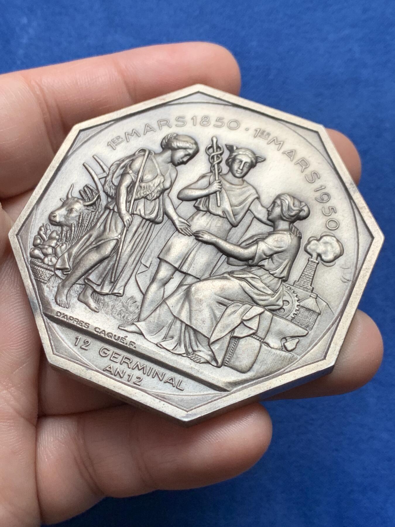 《竞宝斋》第437场 周日，周一2场连拍 （全场包邮） 法国埃纳省圣康坦工商会镀银大铜章，直径62.8mm，重约136.9g，边铭：1980 丰饶角BRONZE，正面刻画代表工农商的三位人物，少见。