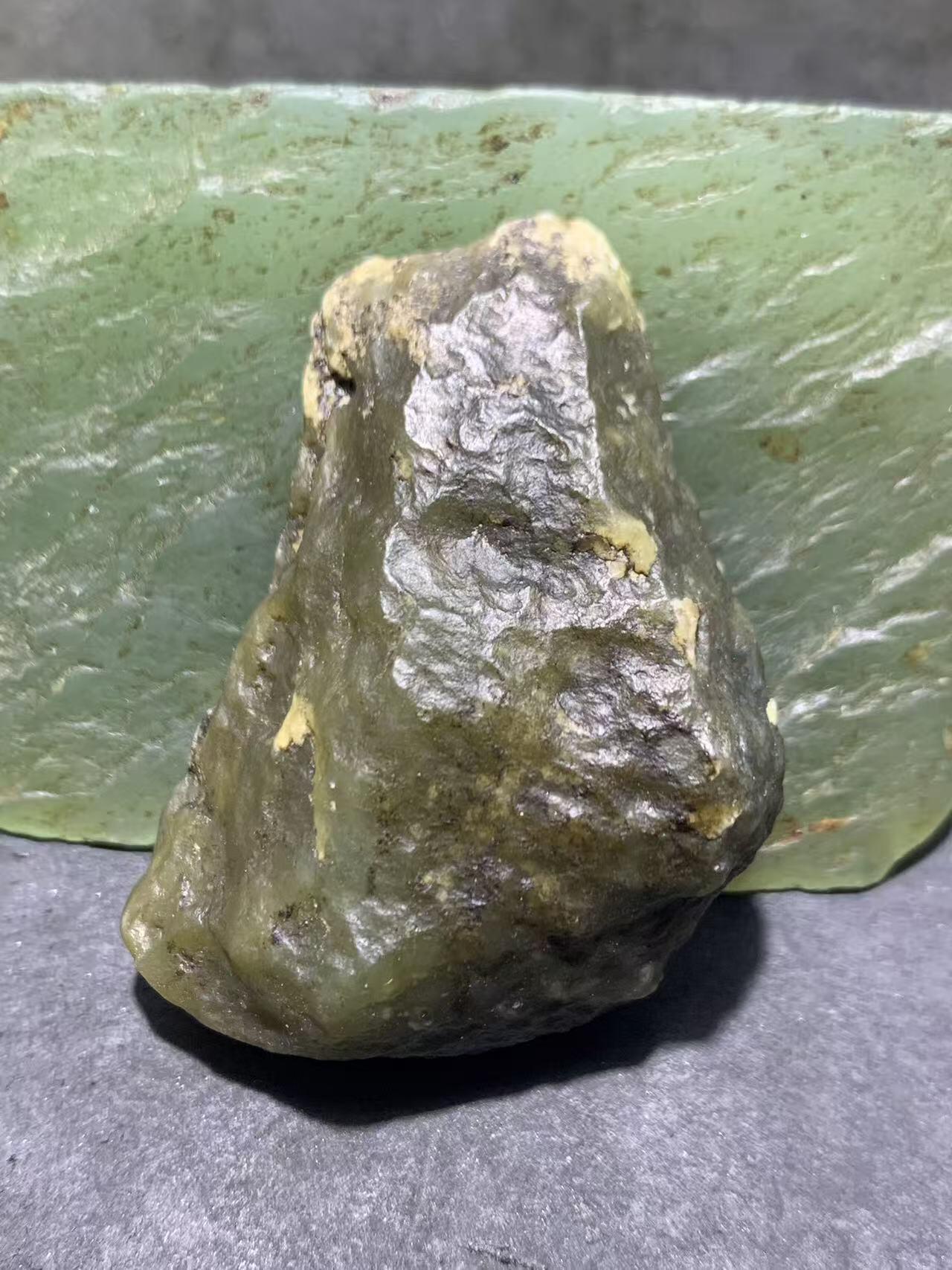 新疆戈壁风化纹和田玉青玉原石一颗