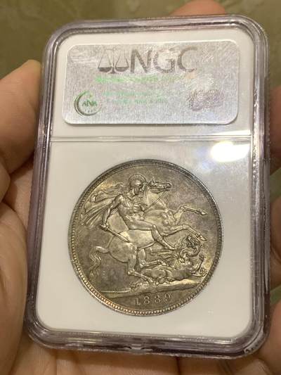 《竞宝斋》第437场 周日，周一2场连拍 （全场包邮） NGC MS63 英国1889年维多利亚女皇高冠马剑克朗 厚重七彩也压不住的原光闪烁 NGC老白盒质感极佳