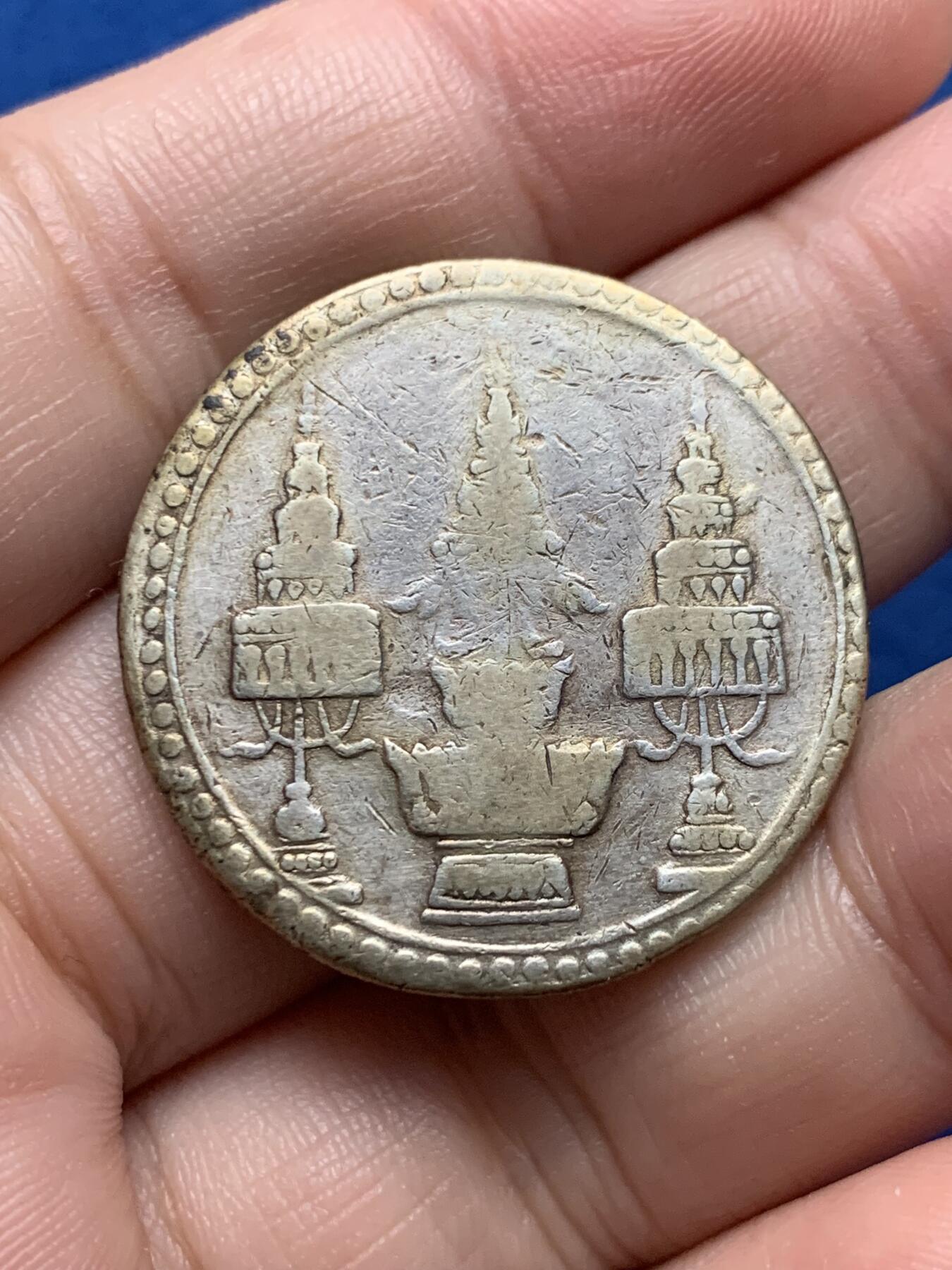 《竞宝斋》第437场 周日，周一2场连拍 （全场包邮） 暹罗王国1铢银币，拉玛五世时期打制，经典大象佛塔图案，1869单年版！背面佛塔图案与拉玛四世时期不同，发行存世量较之少见。面值：1铢。国际热门品种，细节见图。