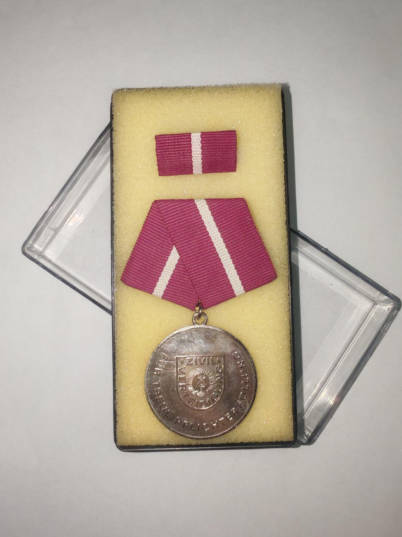 韵星假日精品2025秋季军品类拍卖会-- Rimey Holidays Boutique 2025 Autumn Militaria Sale 民主德国银级忠诚服务奖章