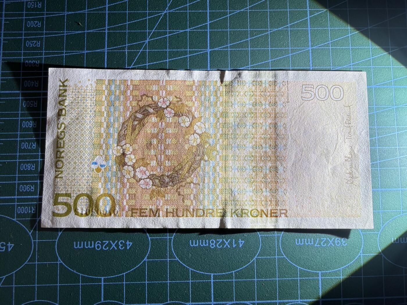 【炜奕收藏】，第五十期 2012年挪威500克朗，UNC-品相，轻微压痕，号码无47