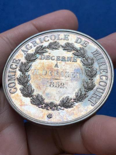 《竞宝斋》第437场 周日，周一2场连拍 （全场包邮） 1852年法国米勒库尔农业竞赛纪念大银章 65.2克 51mm 带原木盒 手指银标