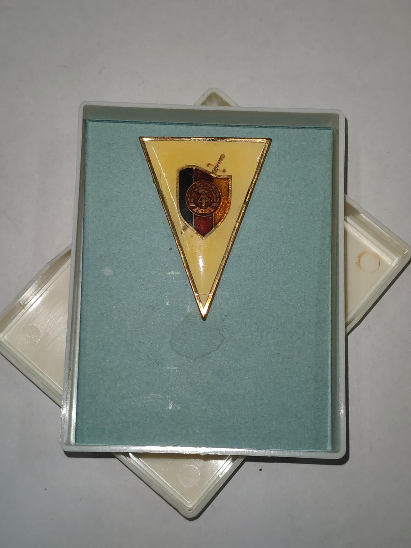 韵星假日精品2025秋季军品类拍卖会-- Rimey Holidays Boutique 2025 Autumn Militaria Sale 民主德国斯塔西国家安全学院毕业校徽带原盒