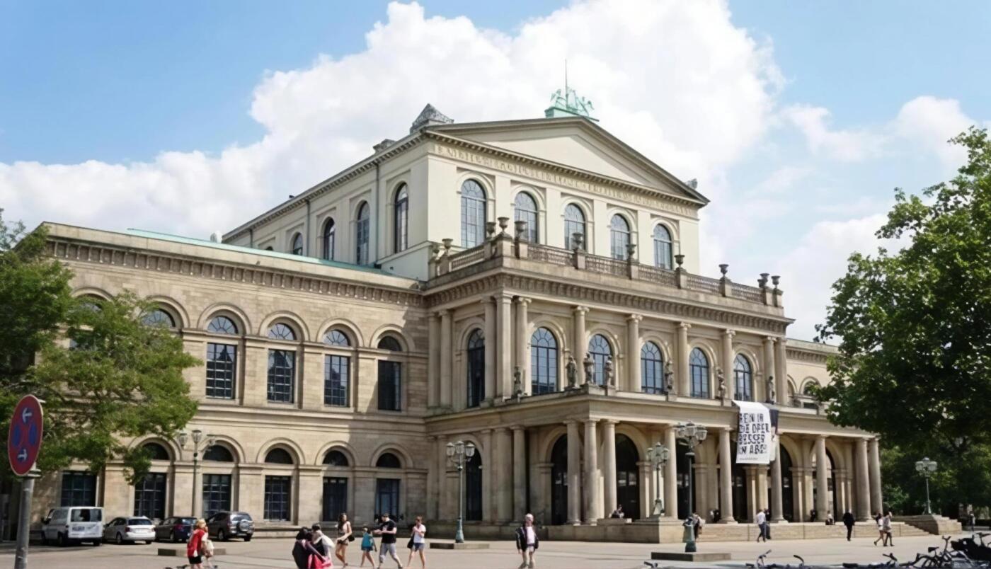 【俄甄集藏】2025年(044)11-12星期三晚 19:30 全场包邮 德国魏玛1927年原汉诺威国王恩斯特·奥古斯特头像纪念汉诺威皇家剧院建成75周年铜章，NGC MS64，原铜光，顶级状态，少见品种