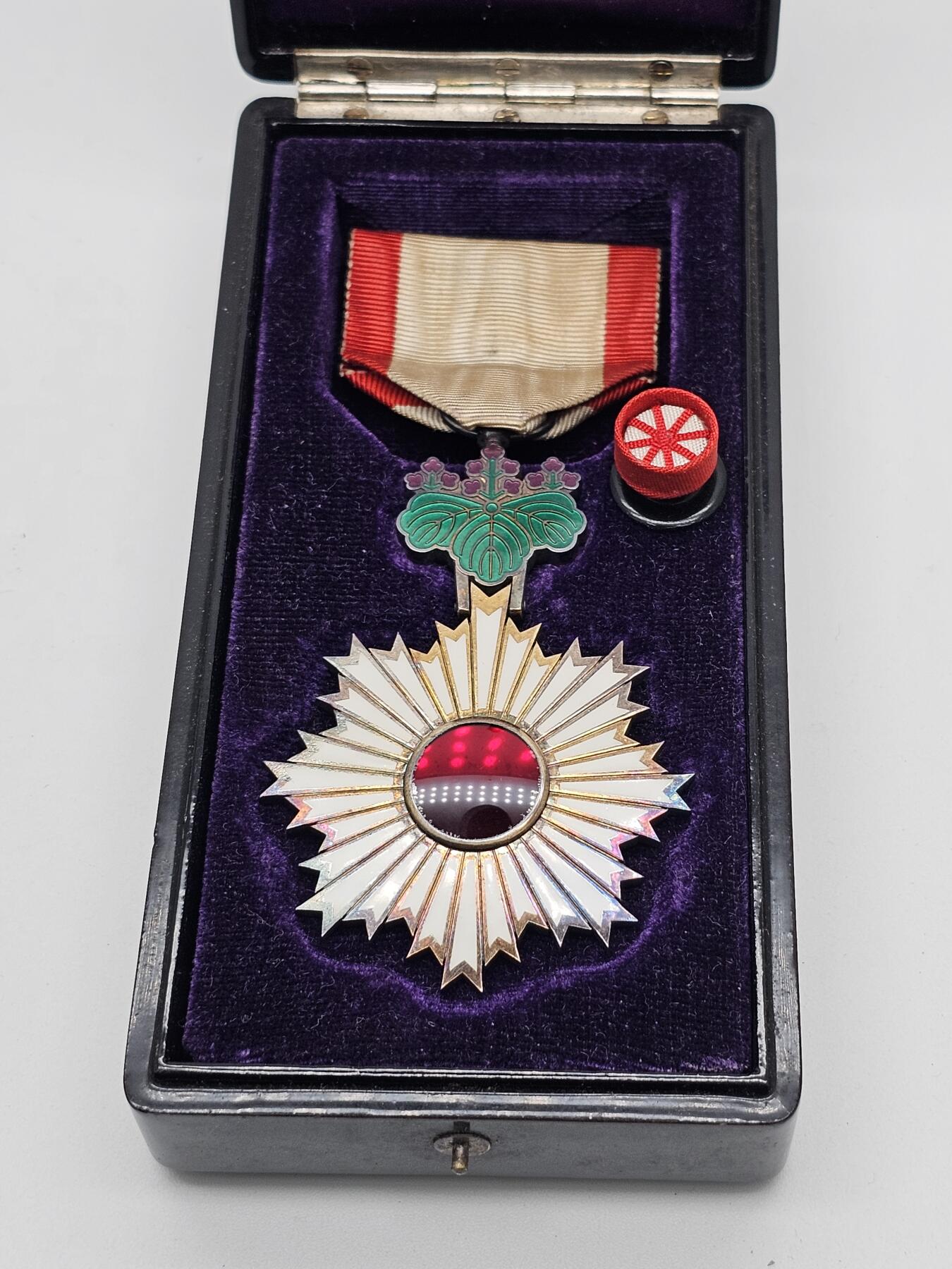 战时五等旭日章 银质珐琅带原盒抗战收藏