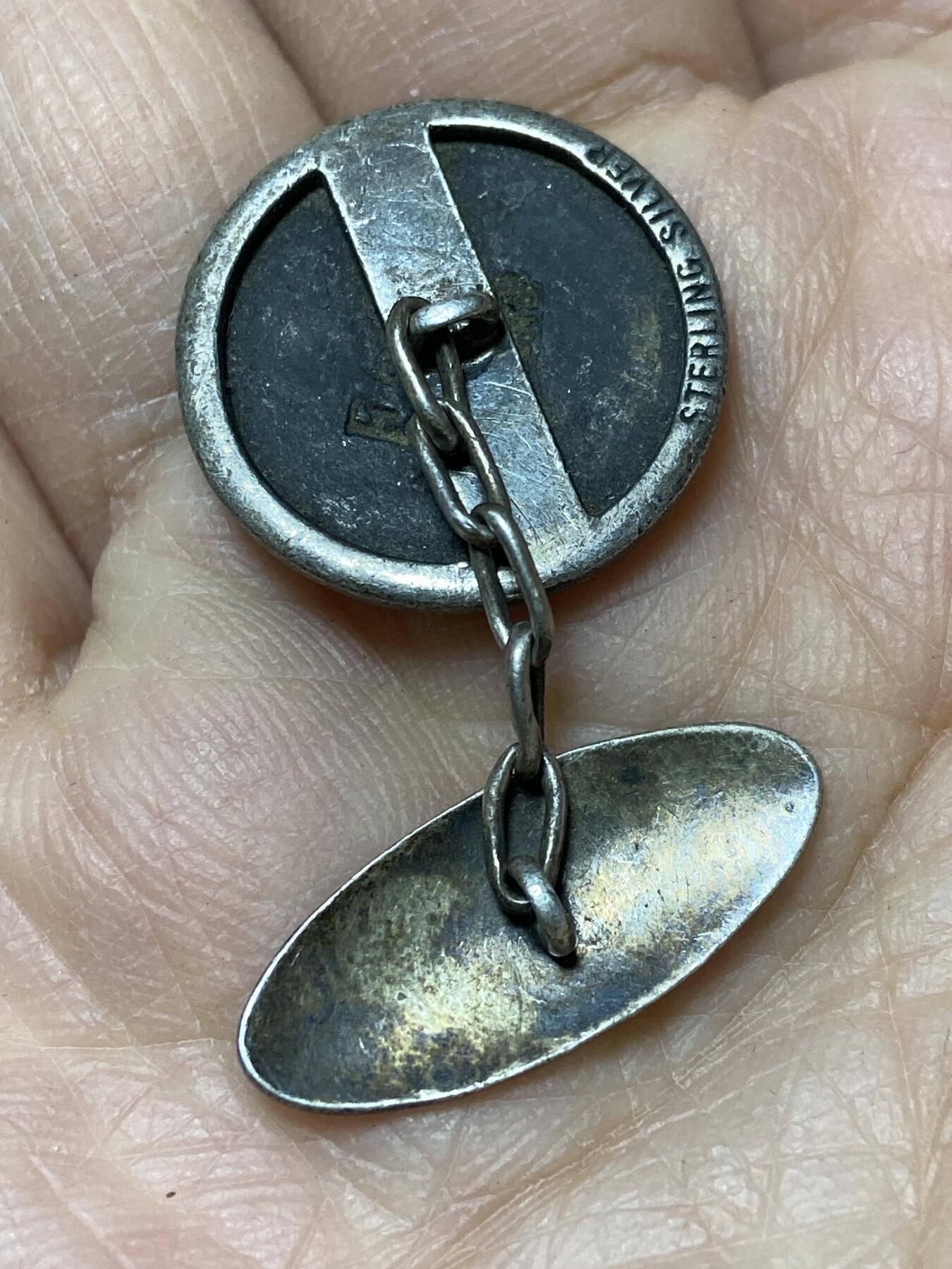 2025年第一百二十七场(总第一百五十三场）外国好品章牌、散币(免佣金) 纯银复古挂件，重4.34克(边框是银制，中心黑色部分材质不明)