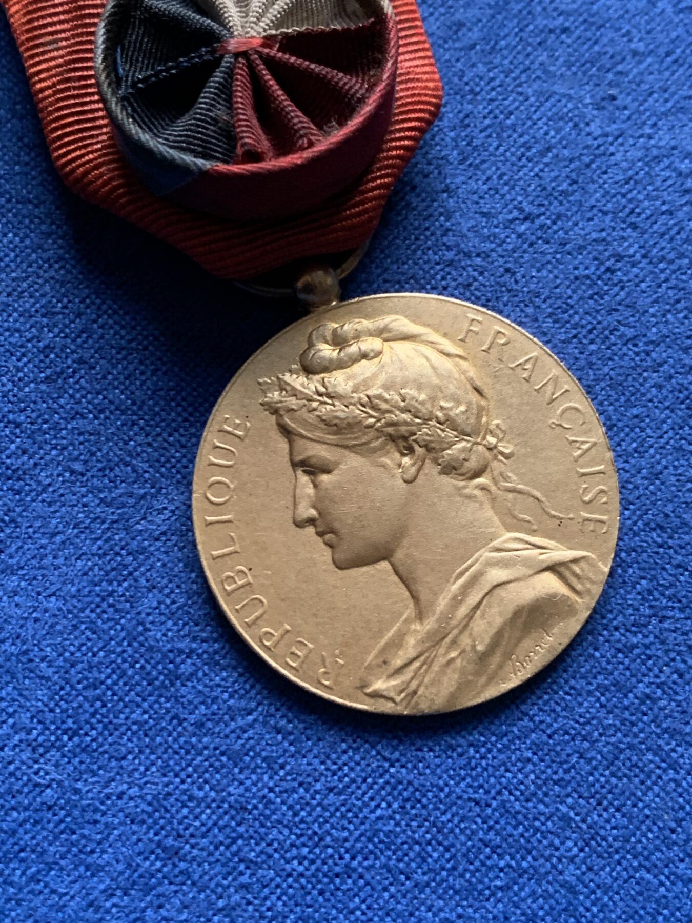 《竞宝斋》第437场 周日，周一2场连拍 （全场包邮） 法国1935年劳动荣誉奖章，镀金很美，绶带花结状态良好，总重约15.2克。