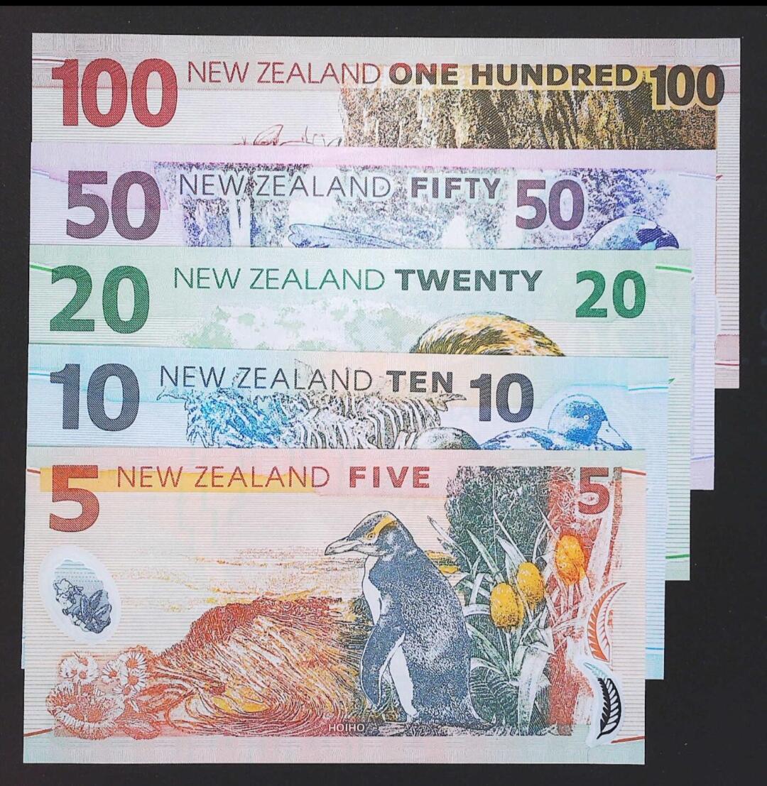 世界靓号纸钞第七十七期 2004年新西兰5 10 20 50 100元 首发AA冠 百位号263号 全套都打上了样票的字样 有轻微瑕疵 