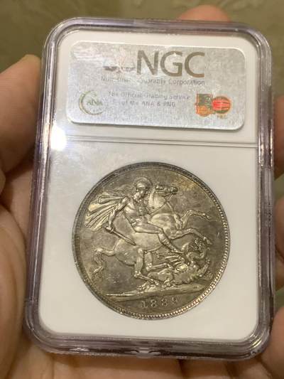 《竞宝斋》第437场 周日，周一2场连拍 （全场包邮） NGC MS63 英国1889年维多利亚女皇高冠马剑克朗 厚重七彩也压不住的原光闪烁 NGC老白盒质感极佳