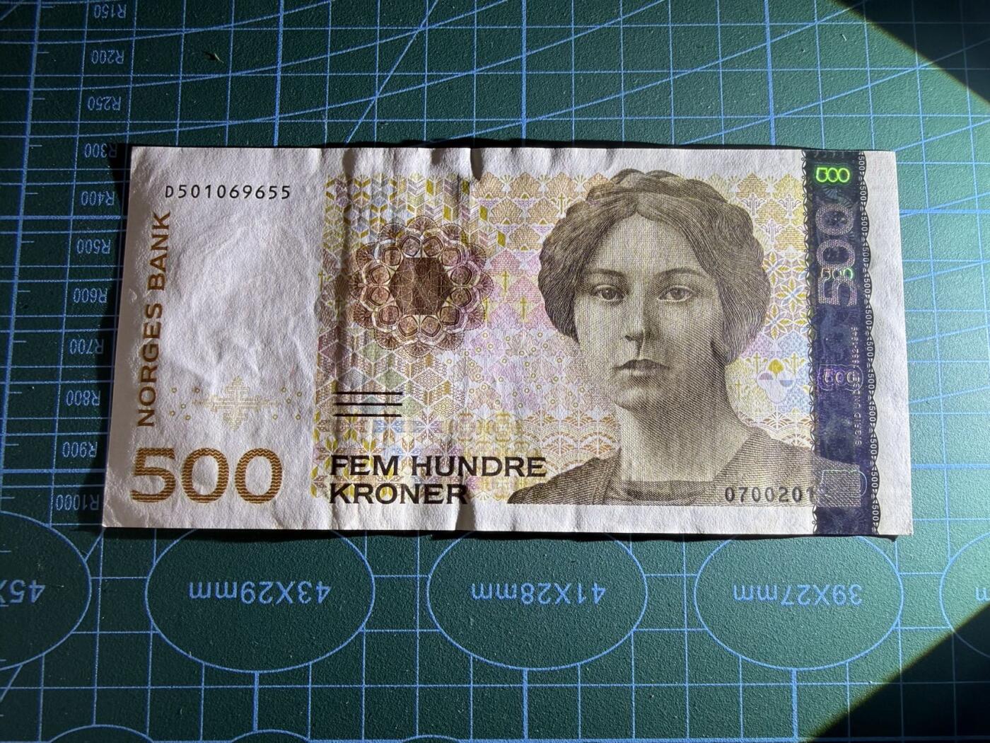 【炜奕收藏】，第五十期 2012年挪威500克朗，UNC-品相，轻微压痕，号码无47