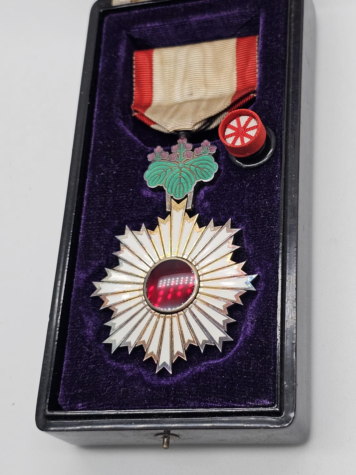 战时五等旭日章 银质珐琅带原盒抗战收藏